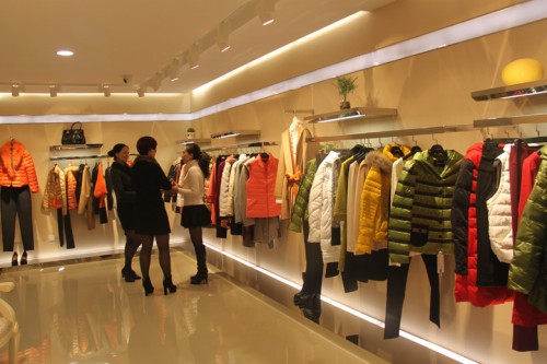 衣莎美诺女装店铺展示