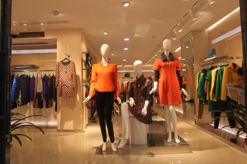 衣莎美诺女装店铺展示