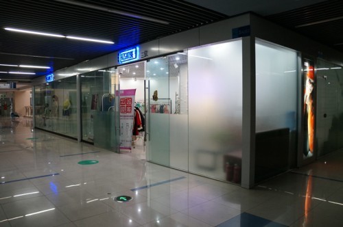 三依女装店铺展示