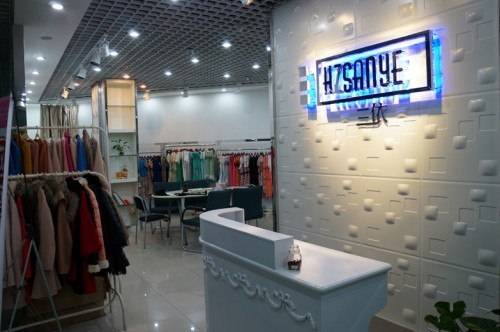 三依女装店铺展示