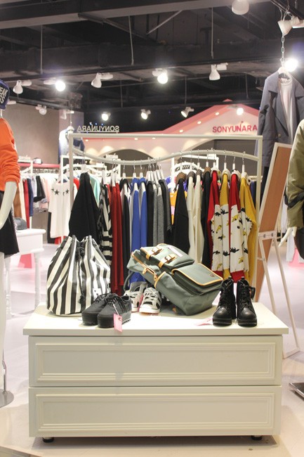 SONYUNARA女装店铺展示