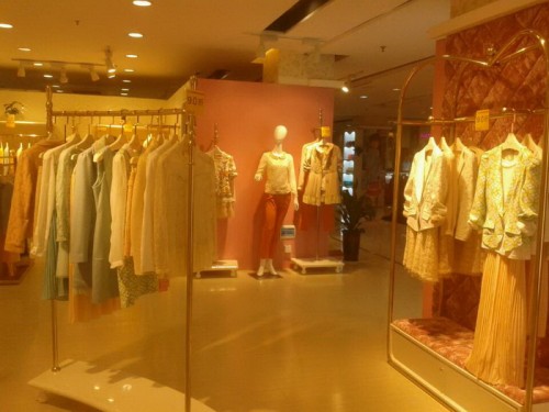 雅莱阁女装店铺展示