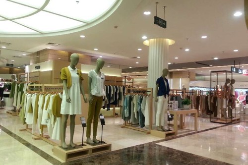 一席之地女装店铺展示