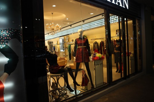 唯姬晨女装店铺形象