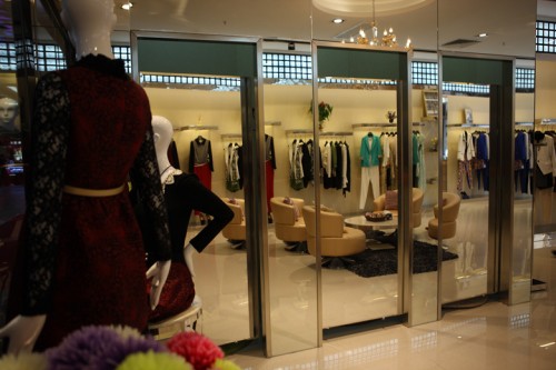 唯姬晨女装店铺形象