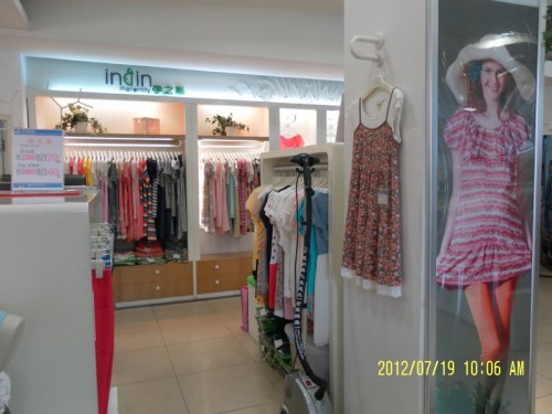 孕之彩女装店铺形象