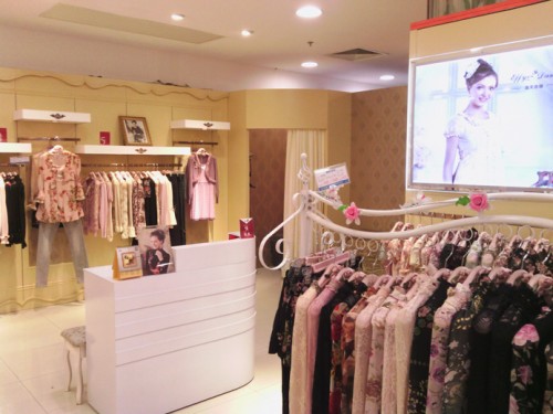 逸芙唐娜女装店铺展示