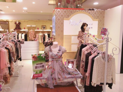 逸芙唐娜女装店铺展示