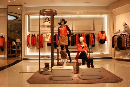 三彩女装店铺展示