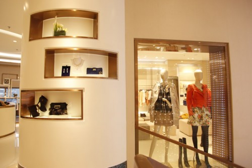 三彩女装店铺展示