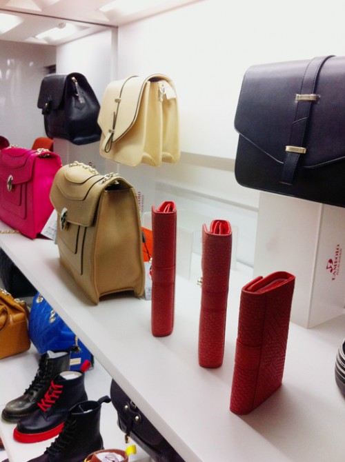 丹比奴女包店铺展示