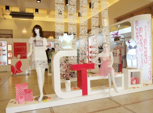 彩婷内衣店铺展示