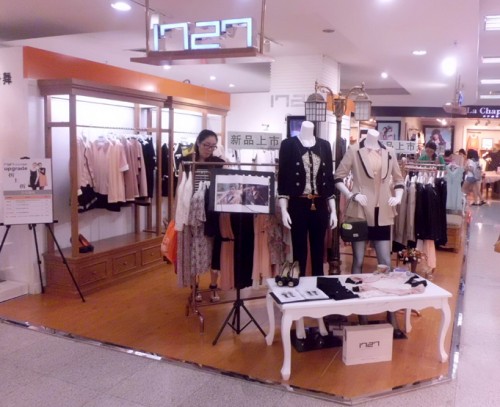 1727女装店铺展示