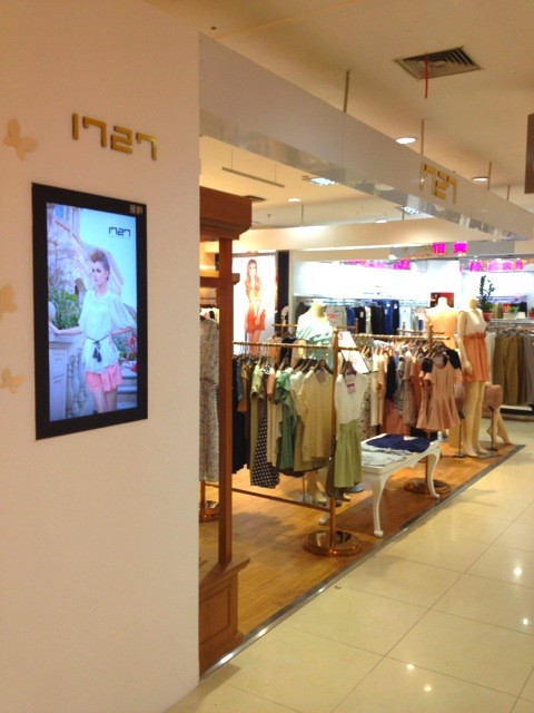 1727女装店铺展示