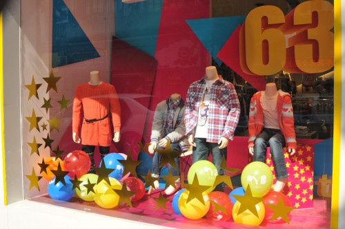 红黄蓝童装店铺展示