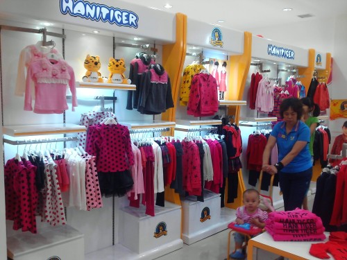 小虎憨尼童装店铺形象