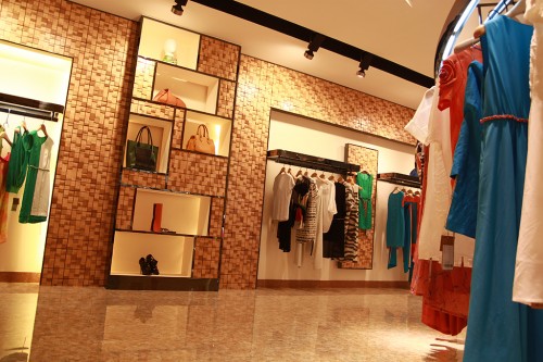 嘉彩女装店铺展示