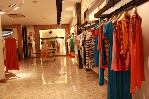 嘉彩女装店铺展示