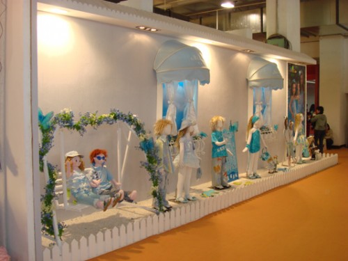 青青果童装店铺展示