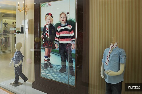 卡帝乐鳄鱼箱包店铺展示