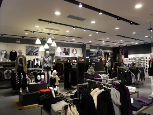 依米奴休闲装店铺形象