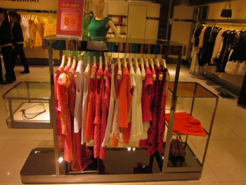 卡邦尼女装店铺展示