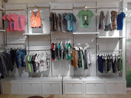 俄梅戛童装店铺形象