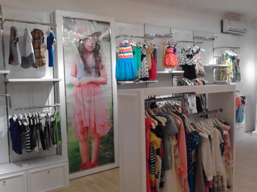 俄梅戛童装店铺形象