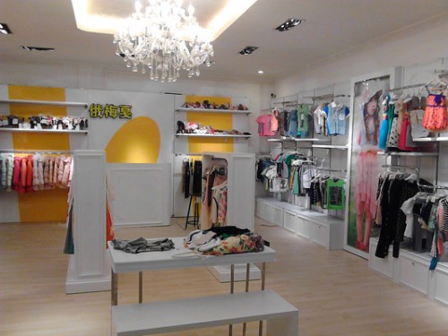 俄梅戛童装店铺形象
