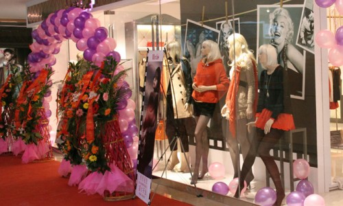 曼诺比菲女装店铺展示