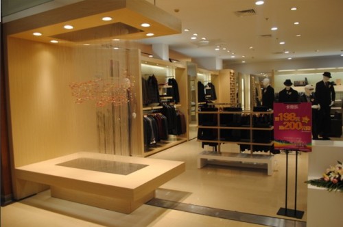 卡帝乐鳄鱼男装店铺展示