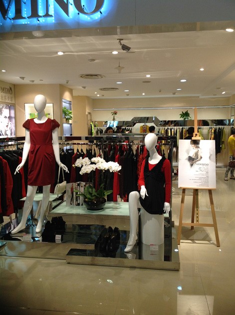 衣莎美诺女装店铺展示