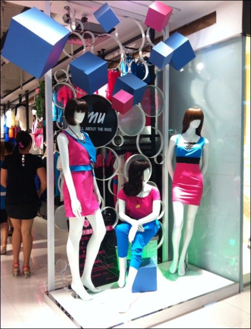 依妙女装店铺展示