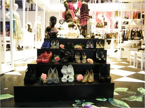 依妙女装店铺展示