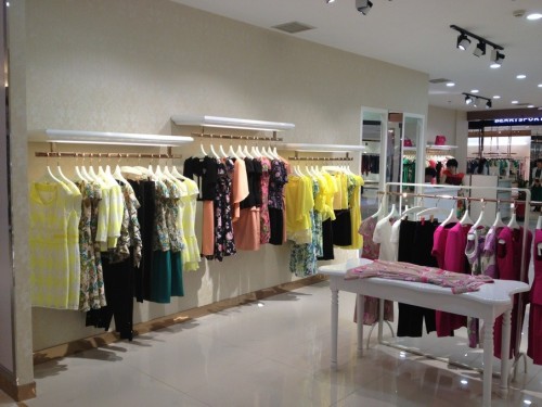 古舞花色女装店铺形象