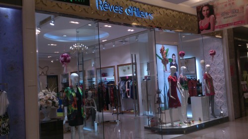 厚福黛儿女装店铺展示