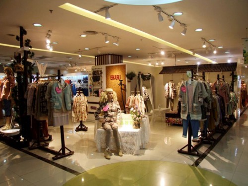 依桂瑗女装店铺展示