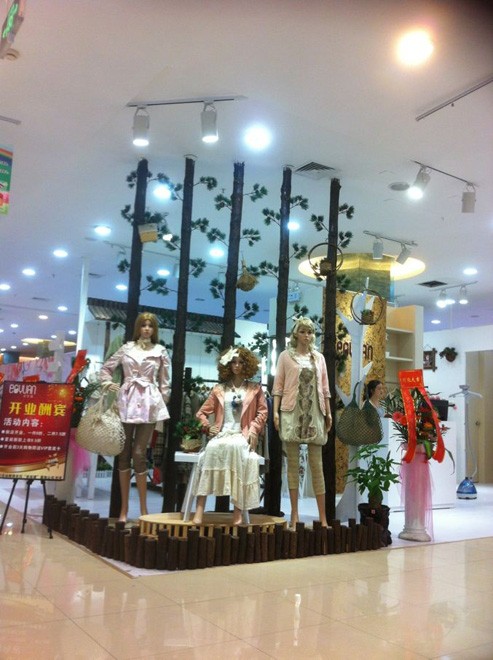 依桂瑗女装店铺展示