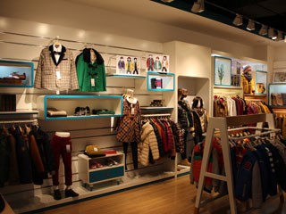 海崴童装店铺展示