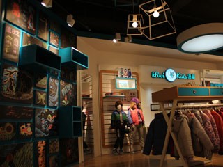 海崴童装店铺展示