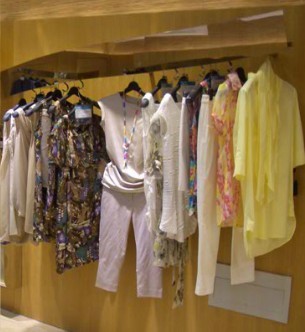 朗天女装店铺展示