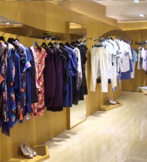 朗天女装店铺展示