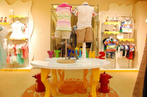 小玩皮童装店铺展示
