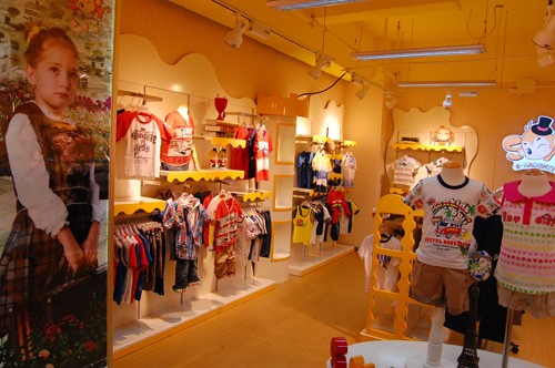 小玩皮童装店铺展示