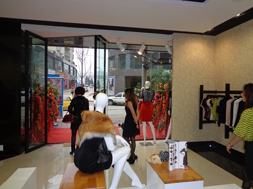 TRYMEBYMOON女装店铺展示