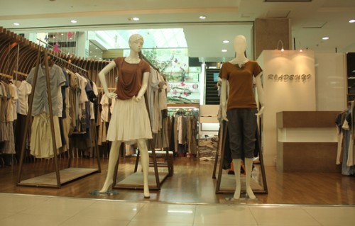 古道布衣女装店铺展示