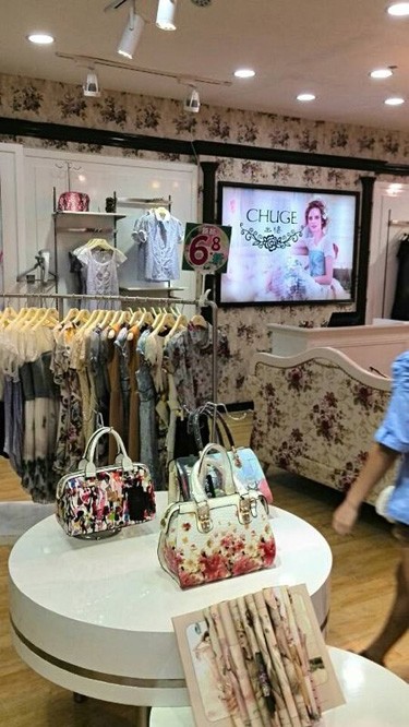 出格女装店铺形象