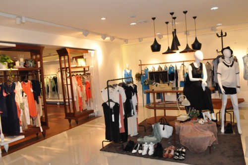 异牌女装店铺展示