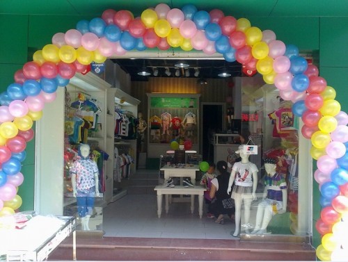 巴拉兔童装店铺形象