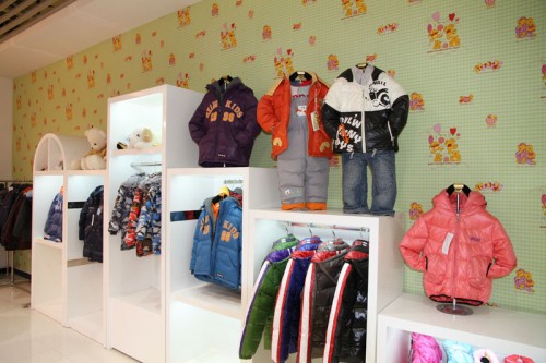 冰雪隆娃童装店铺形象